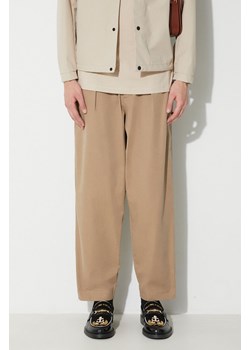 Universal Works spodnie bawełniane Pleated Track Pant kolor beżowy proste 29523 ze sklepu PRM w kategorii Spodnie męskie - zdjęcie 164416559