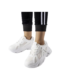 Białe sneakersy na grubej podeszwie Fida ze sklepu ButyModne.pl w kategorii Buty sportowe damskie - zdjęcie 164429428