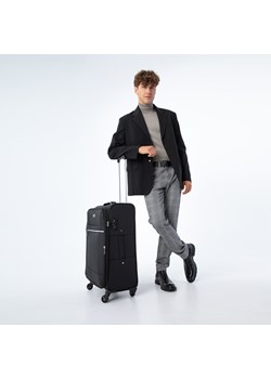 Średnia walizka miękka z błyszczącym suwakiem z przodu czarna ze sklepu WITTCHEN w kategorii Walizki - zdjęcie 164440639