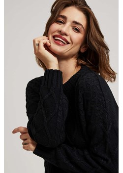 Sweter z ozdobnym splotem  długimi rękawami czarny ze sklepu Moodo.pl w kategorii Swetry damskie - zdjęcie 164536125