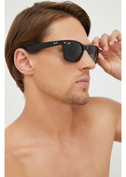 Ray-Ban okulary przeciwsłoneczne NEW WAYFARER męskie kolor czarny 0RB2132 ze sklepu PRM w kategorii Okulary przeciwsłoneczne męskie - zdjęcie 164537355