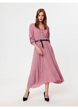 Sinsay - Sukienka midi z paskiem - różowy ze sklepu Sinsay w kategorii Sukienki - zdjęcie 164556639