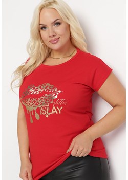 Czerwony T-shirt z Metalicznym Złotym Nadrukiem Slay Khaji ze sklepu Born2be Odzież w kategorii Bluzki damskie - zdjęcie 164562987