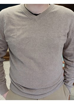 Sweter męski " w serek" w kolorze beżowym ze sklepu ATELIER-ONLINE w kategorii Swetry męskie - zdjęcie 164564005
