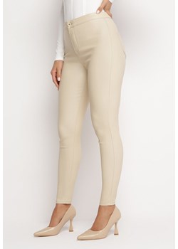 Jasnobeżowe Spodnie Skinny z Imitacji Skóry Stana ze sklepu Born2be Odzież w kategorii Spodnie damskie - zdjęcie 164574616