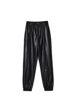 Cropp - Czarne joggery z imitacji skóry - czarny ze sklepu Cropp w kategorii Spodnie damskie - zdjęcie 164580067