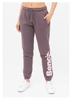 Bench Spodnie dresowe &quot;Corey&quot; w kolorze fioletowym ze sklepu Limango Polska w kategorii Spodnie damskie - zdjęcie 164582418