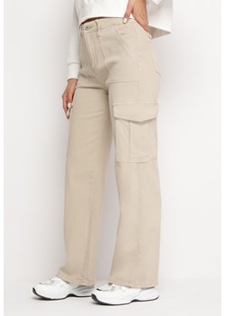 Jasnobeżowe Bawełniane Szerokie Jeansy w Stylu Cargo z Kieszeniami po Bokach Tiarya ze sklepu Born2be Odzież w kategorii Spodnie damskie - zdjęcie 164649826