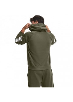 Męska bluza dresowa nierozpinana z kapturem Under Armour UA Rival Fleece Graphic HD - oliwkowa/khaki ze sklepu Sportstylestory.com w kategorii Bluzy męskie - zdjęcie 164653288