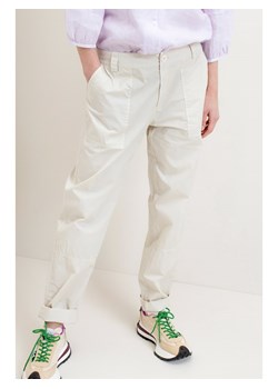 Josephine &amp; Co Spodnie w kolorze kremowym ze sklepu Limango Polska w kategorii Spodnie damskie - zdjęcie 164684636