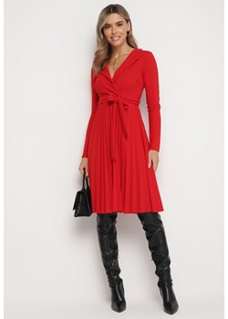 Czerwona Midi Sukienka z Plisowanym Dołem i Kopertowym Dekoltem z Materiałowym Paskiem Obebba ze sklepu Born2be Odzież w kategorii Sukienki - zdjęcie 164687496