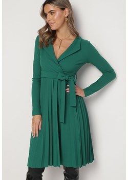 Zielona Midi Sukienka z Plisowanym Dołem i Kopertowym Dekoltem z Materiałowym Paskiem Obebba ze sklepu Born2be Odzież w kategorii Sukienki - zdjęcie 164730586