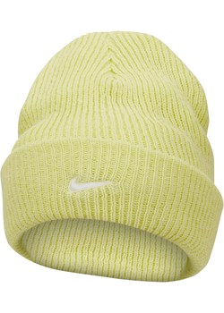 Czapka z szerokim wywiniętym ściągaczem Swoosh Nike Peak - Zieleń ze sklepu Nike poland w kategorii Czapki zimowe męskie - zdjęcie 164801958
