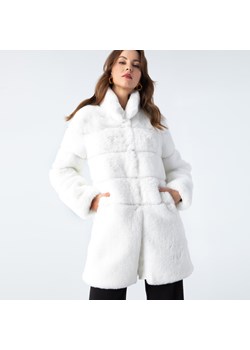 Białe futra damskie - moda na sezon lato 2024