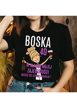 damska koszulka na 40 urodziny boska 40 W BLASKU dla blondynki (1) (1) ze sklepu Time For Fashion w kategorii Bluzki damskie - zdjęcie 164922656