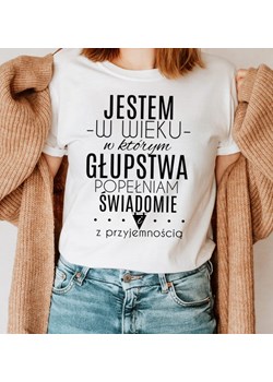 damska koszulka jestem w wieku w którym głupstwa poleniłam świadomie ze sklepu Time For Fashion w kategorii Bluzki damskie - zdjęcie 164922846