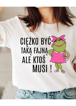 fajna damska koszulka na prezent CIĘŻKO BYĆ TAKĄ FAJNĄ - kolor BIAŁY ze sklepu Time For Fashion w kategorii Bluzki damskie - zdjęcie 164923367