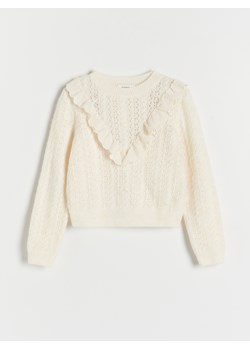 Reserved - Dzianinowy sweter z falbaną - złamana biel ze sklepu Reserved w kategorii Swetry dziewczęce - zdjęcie 164927418