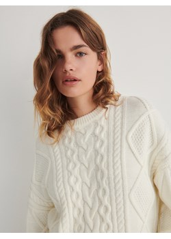 Reserved - Sweter o warkoczowym splocie - złamana biel ze sklepu Reserved w kategorii Swetry damskie - zdjęcie 164930757