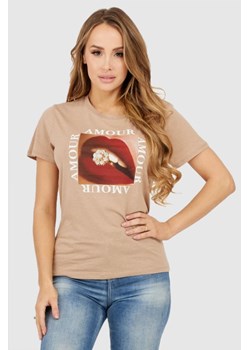 GUESS Beżowy t-shirt damski z nadrukiem amour, Wybierz rozmiar L ze sklepu outfit.pl w kategorii Bluzki damskie - zdjęcie 165008655