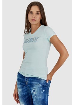 GUESS Błękitny t-shirt damski z metalicznym logo i cyrkoniami, Wybierz rozmiar XS ze sklepu outfit.pl w kategorii Bluzki damskie - zdjęcie 165008796