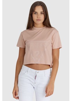 GUESS Krótki różowy t-shirt damski z logo, Wybierz rozmiar M ze sklepu outfit.pl w kategorii Bluzki damskie - zdjęcie 165008949