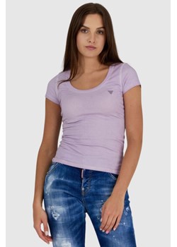GUESS Lawendowy t-shirt damski z efektem sprania, Wybierz rozmiar L ze sklepu outfit.pl w kategorii Bluzki damskie - zdjęcie 165008969