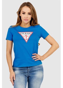 GUESS Niebieski t-shirt damski z dużym trójkątnym logo, Wybierz rozmiar S ze sklepu outfit.pl w kategorii Bluzki damskie - zdjęcie 165009008