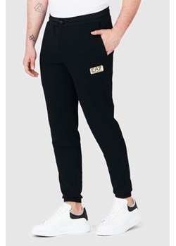 EA7 Czarne spodnie dresowe o ciekawej fakturze, Wybierz rozmiar M ze sklepu outfit.pl w kategorii Spodnie męskie - zdjęcie 165009097