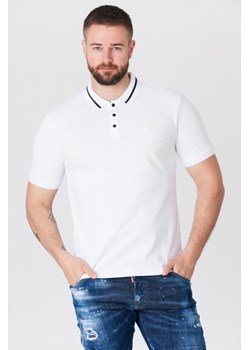 GUESS Biała koszulka polo z paskiem na kołnierzyku, Wybierz rozmiar S ze sklepu outfit.pl w kategorii T-shirty męskie - zdjęcie 165010097