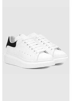 ALEXANDER MCQUEEN Białe sneakersy damskie z czarnym napiętkiem, Wybierz rozmiar 38,5 ze sklepu outfit.pl w kategorii Buty sportowe damskie - zdjęcie 165012267