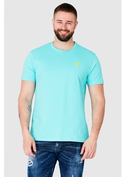 GUESS Turkusowy t-shirt męski z żółtym logo, Wybierz rozmiar S ze sklepu outfit.pl w kategorii T-shirty męskie - zdjęcie 165014157