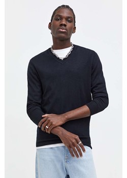 Superdry sweter wełniany męski kolor czarny lekki ze sklepu ANSWEAR.com w kategorii Swetry męskie - zdjęcie 165045085