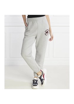 Tommy Hilfiger Spodnie dresowe VARSITY FLOCK | Relaxed fit ze sklepu Gomez Fashion Store w kategorii Spodnie damskie - zdjęcie 165051256