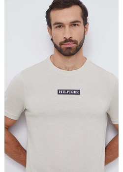 Tommy Hilfiger t-shirt męski kolor beżowy z aplikacją MW0MW33723 ze sklepu ANSWEAR.com w kategorii T-shirty męskie - zdjęcie 165211307