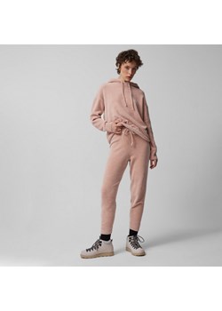 Damskie spodnie dzianinowe Outhorn OTHAW23TTROF487 - różowe ze sklepu Sportstylestory.com w kategorii Spodnie damskie - zdjęcie 165212785