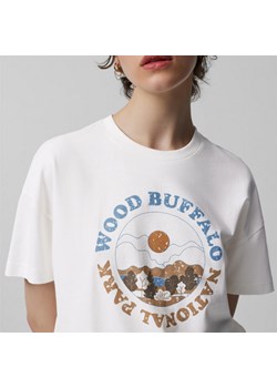 Damski t-shirt z nadrukiem Outhorn OTHAW23TTSHF0926 - kremowy ze sklepu Sportstylestory.com w kategorii Bluzki damskie - zdjęcie 165212796