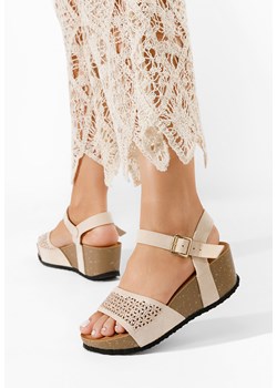 Beżowe sandały na koturnie Jomy ze sklepu Zapatos w kategorii Sandały damskie - zdjęcie 165297248