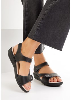 Czarne sandały na niskim koturnie Cruella ze sklepu Zapatos w kategorii Sandały damskie - zdjęcie 165297516