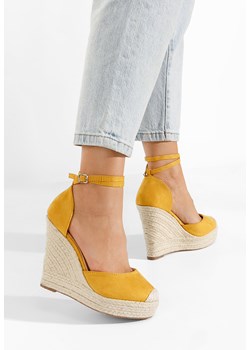 Żółte sandały na koturnie Saniza ze sklepu Zapatos w kategorii Espadryle damskie - zdjęcie 165298988