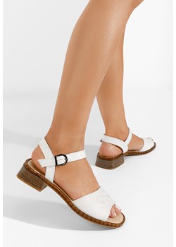 Białe sandały na niskim słupku Yolanda ze sklepu Zapatos w kategorii Sandały damskie - zdjęcie 165299686