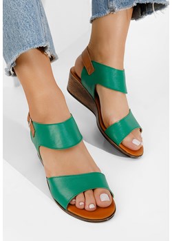 Zielone sandały na niskim koturnie Azara ze sklepu Zapatos w kategorii Sandały damskie - zdjęcie 165299757