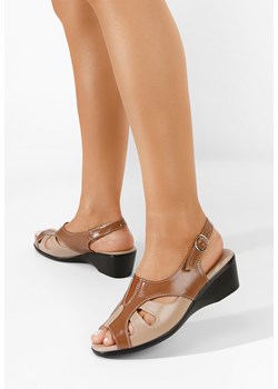 Brązowe sandały na niskim koturnie Sizia ze sklepu Zapatos w kategorii Sandały damskie - zdjęcie 165299845