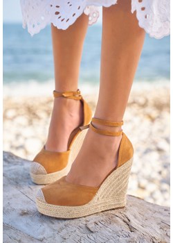 Camelowe sandały na koturnie Saniza ze sklepu Zapatos w kategorii Espadryle damskie - zdjęcie 165300967