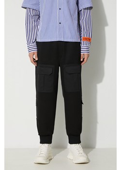 Neil Barett spodnie dresowe FIREMAN LOOSE CARGO kolor czarny gładkie PBJP072H.V512C.01 ze sklepu PRM w kategorii Spodnie męskie - zdjęcie 165308717