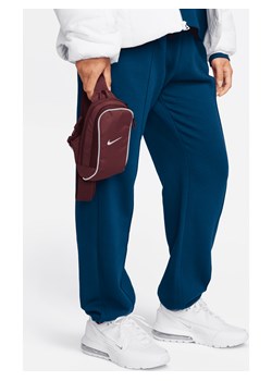 Torba przez ramię Nike Sportswear Essentials (1 l) - Czerwony ze sklepu Nike poland w kategorii Spodnie męskie - zdjęcie 165316718
