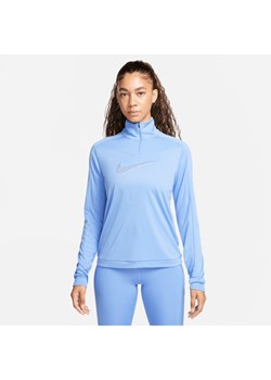 Damska koszulka do biegania z zamkiem 1/4 Nike Dri-FIT Swoosh - Niebieski ze sklepu Nike poland w kategorii Bluzki damskie - zdjęcie 165316847
