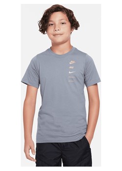 T-shirt z grafiką dla dużych dzieci (chłopców) Nike Sportswear - Szary ze sklepu Nike poland w kategorii T-shirty chłopięce - zdjęcie 165316885