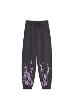 Cropp - Ciemnoszare dresowe joggery z nadrukami - szary ze sklepu Cropp w kategorii Spodnie damskie - zdjęcie 165383978