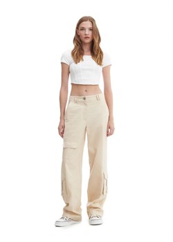 Cropp - Beżowe spodnie cargo - kremowy ze sklepu Cropp w kategorii Spodnie damskie - zdjęcie 165420625